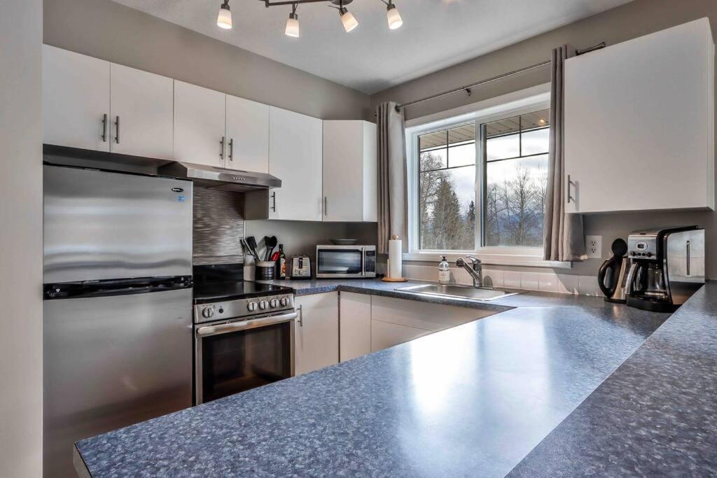 Big Mountain Views - Bright 2-Story Corner Unit Apartman Canmore Kültér fotó