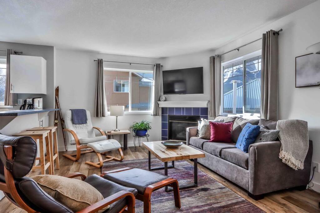 Big Mountain Views - Bright 2-Story Corner Unit Apartman Canmore Kültér fotó
