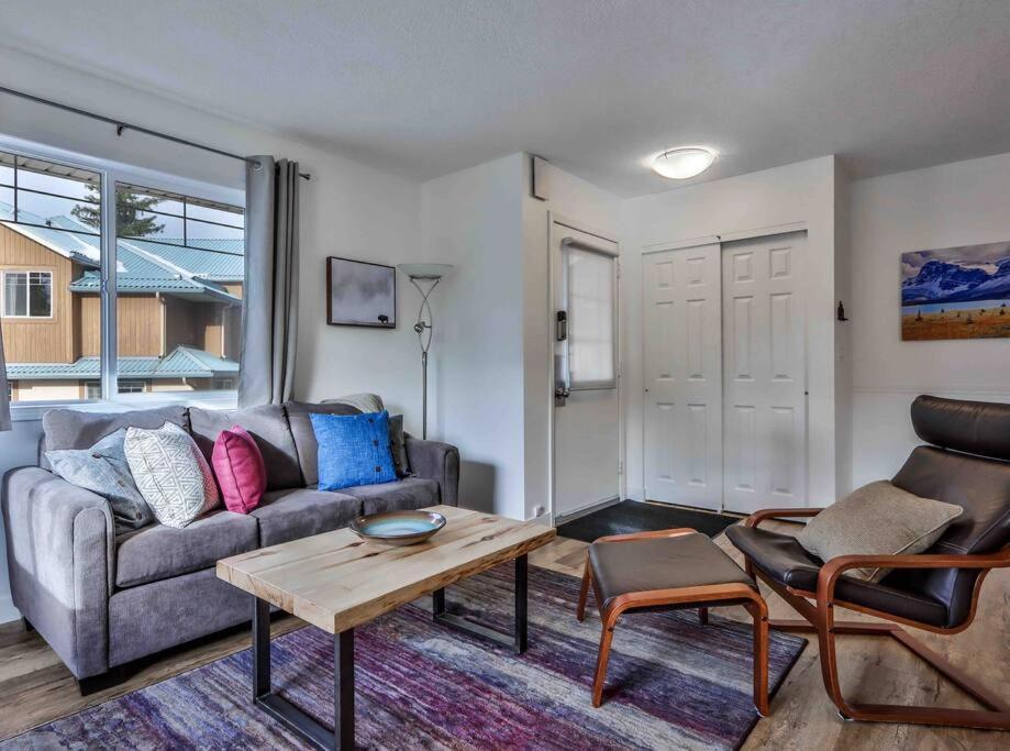 Big Mountain Views - Bright 2-Story Corner Unit Apartman Canmore Kültér fotó