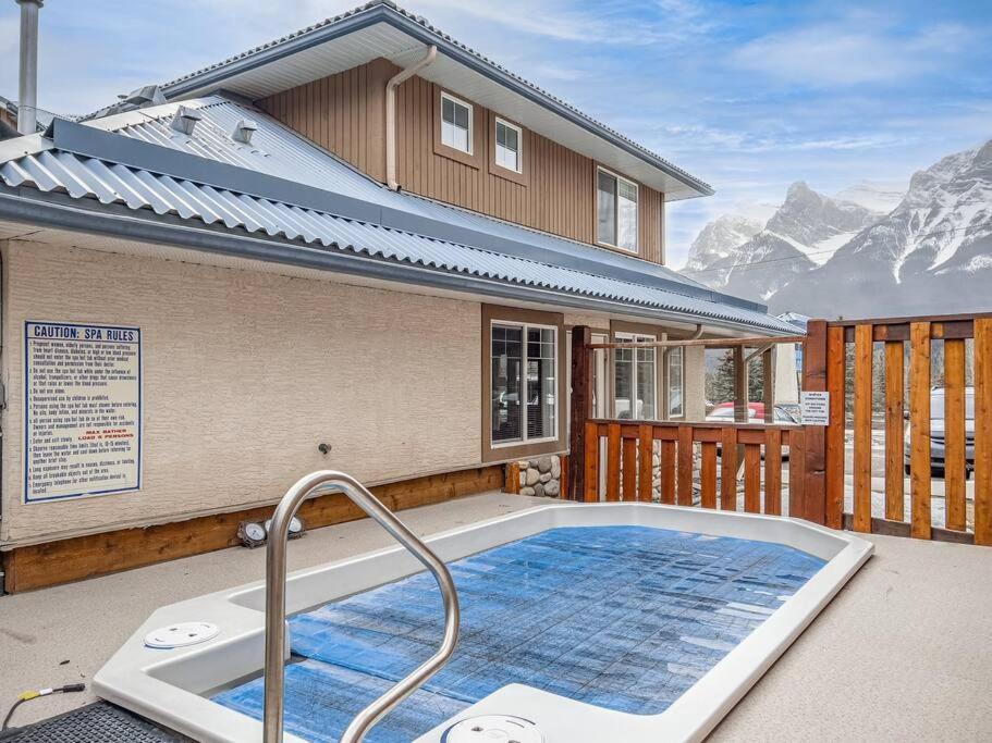 Big Mountain Views - Bright 2-Story Corner Unit Apartman Canmore Kültér fotó